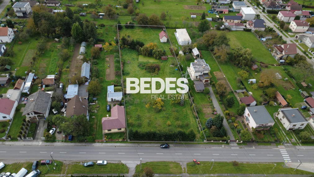 BEDES | Záhrada s rekreačným domčekom, potokom a jazierkom