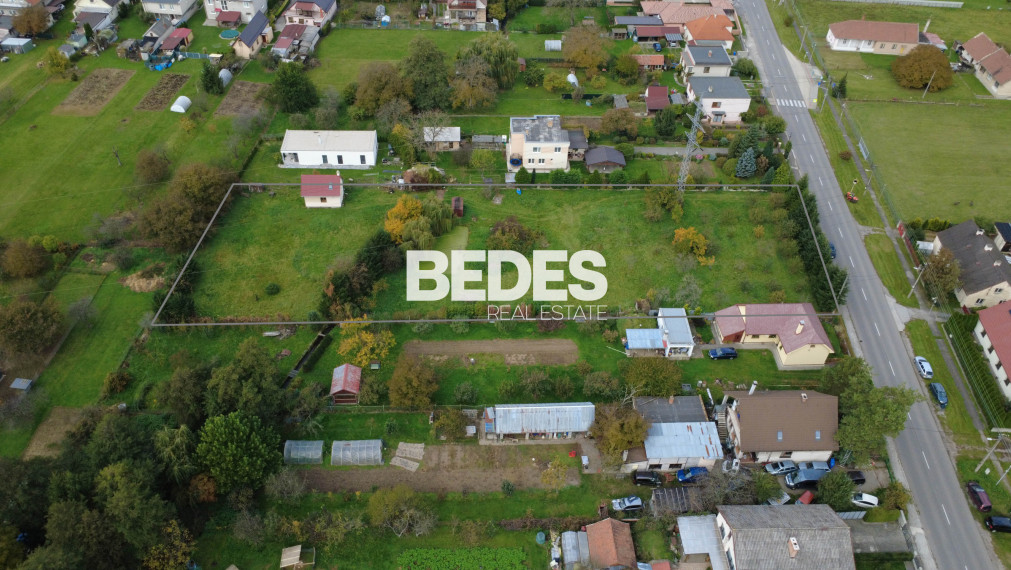 BEDES | Záhrada s rekreačným domčekom, potokom a jazierkom