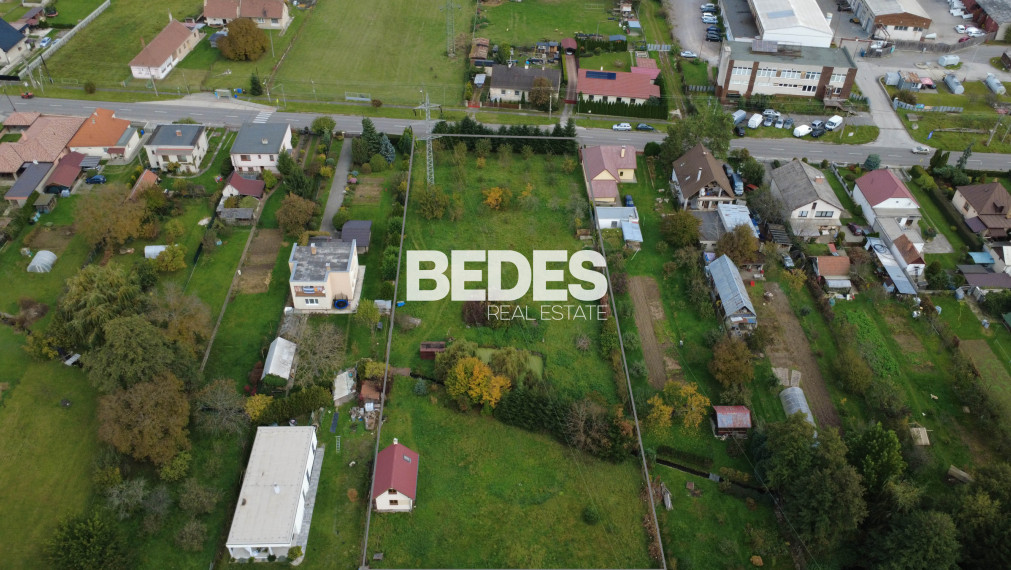 BEDES | Záhrada s rekreačným domčekom, potokom a jazierkom