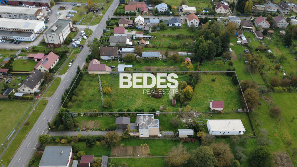 BEDES | Záhrada s rekreačným domčekom, potokom a jazierkom