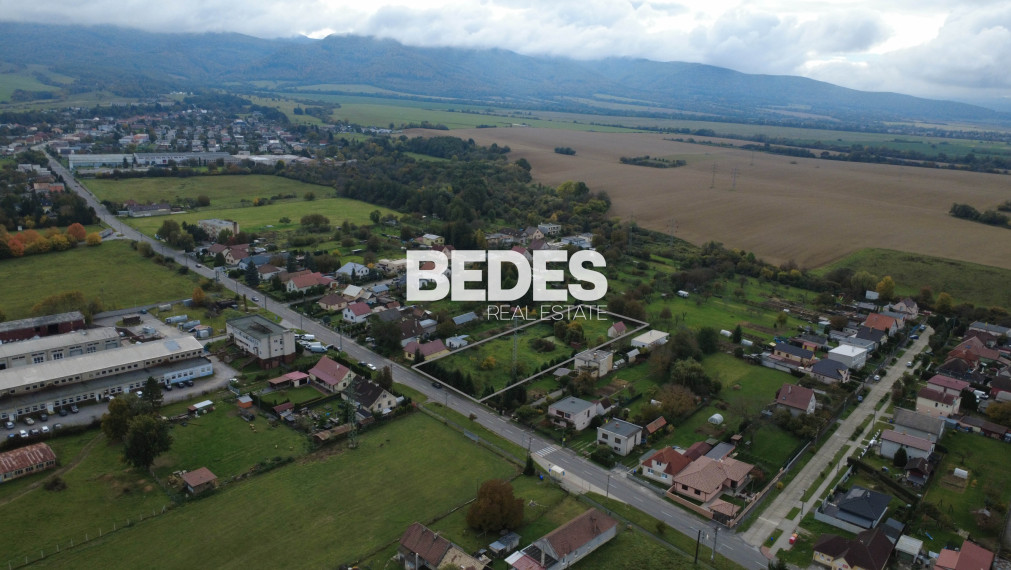 BEDES | Záhrada s rekreačným domčekom, potokom a jazierkom