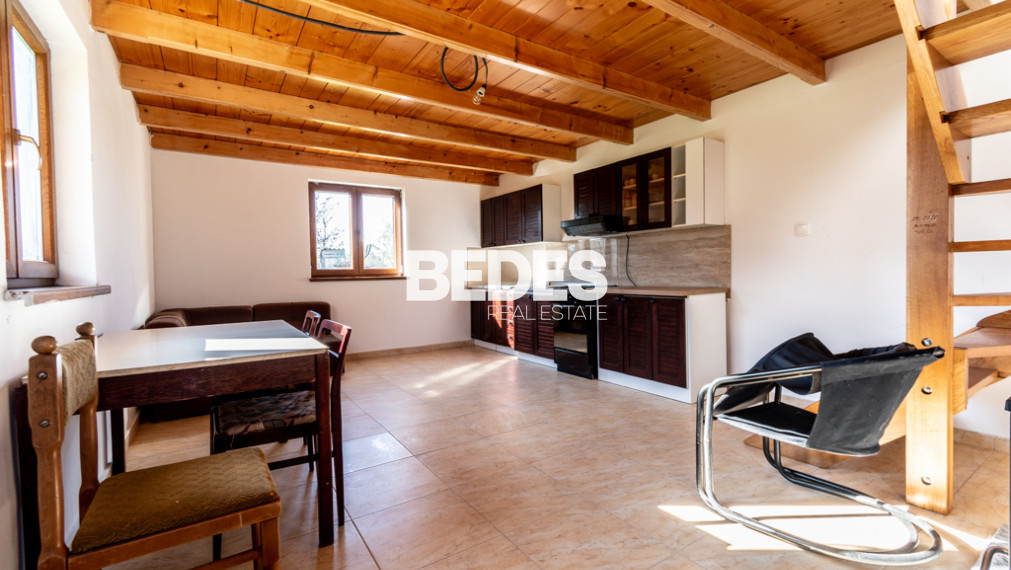 BEDES | Záhrada s rekreačným domčekom, potokom a jazierkom