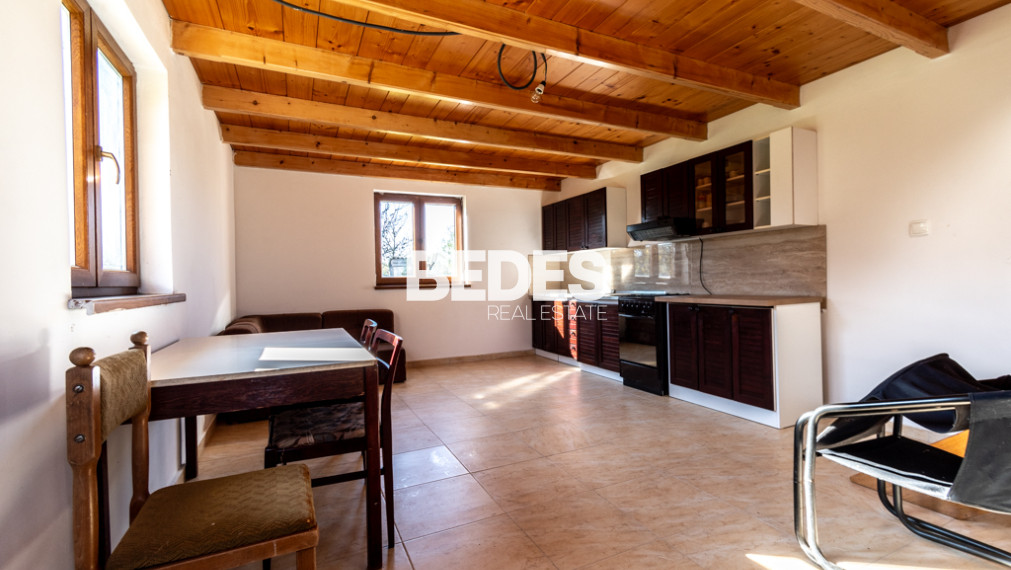 BEDES | Záhrada s rekreačným domčekom, potokom a jazierkom