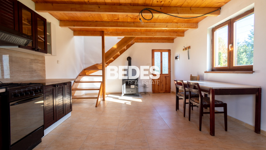 BEDES | Záhrada s rekreačným domčekom, potokom a jazierkom