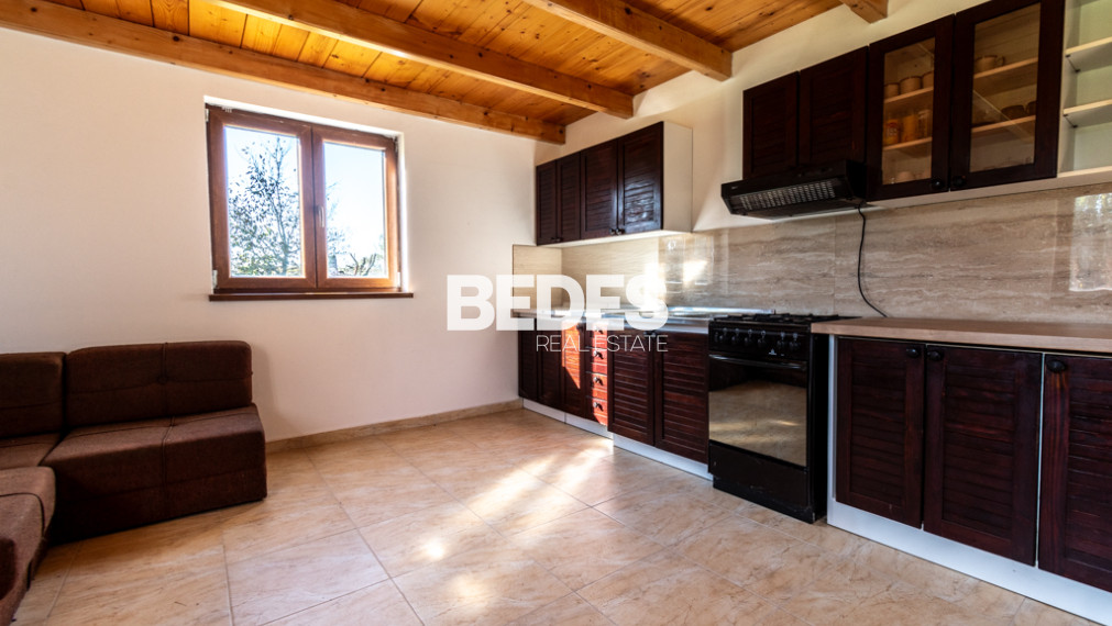 BEDES | Záhrada s rekreačným domčekom, potokom a jazierkom