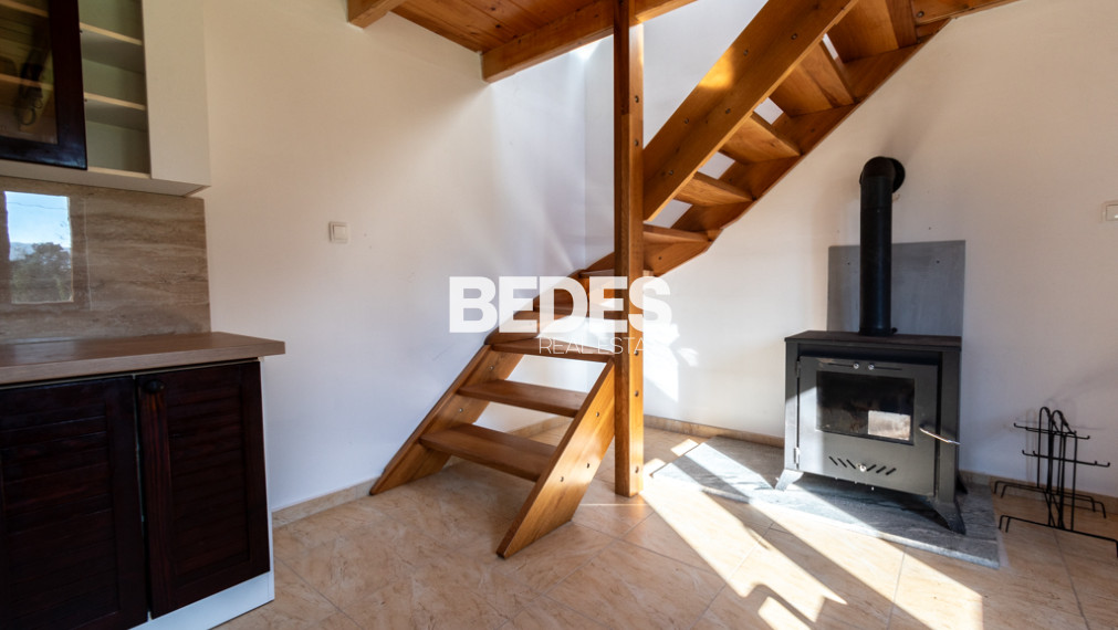 BEDES | Záhrada s rekreačným domčekom, potokom a jazierkom