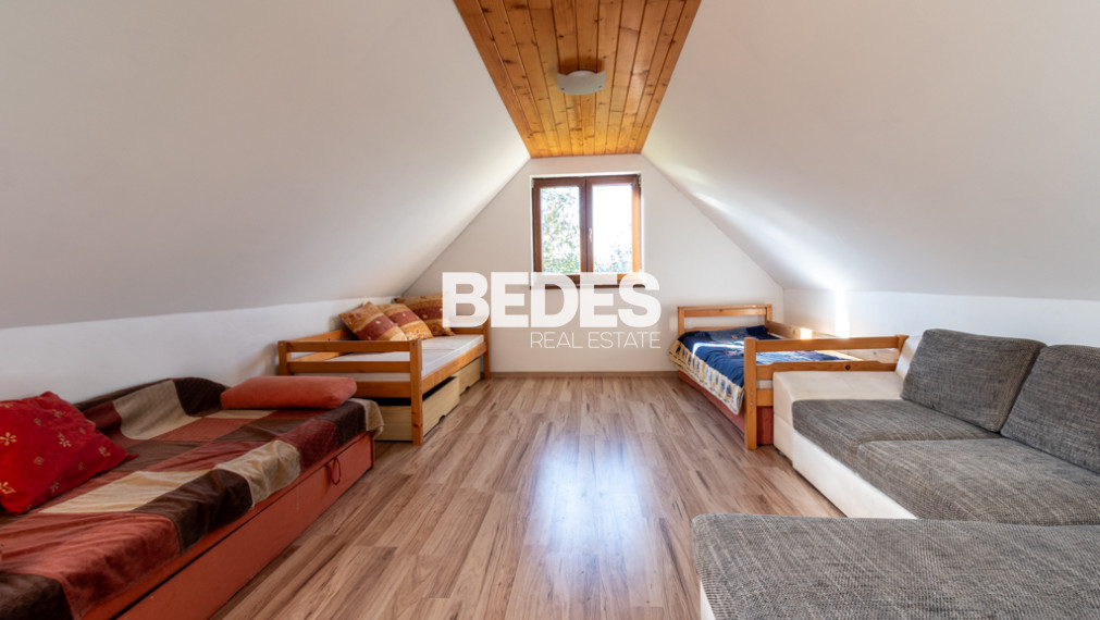 BEDES | Záhrada s rekreačným domčekom, potokom a jazierkom