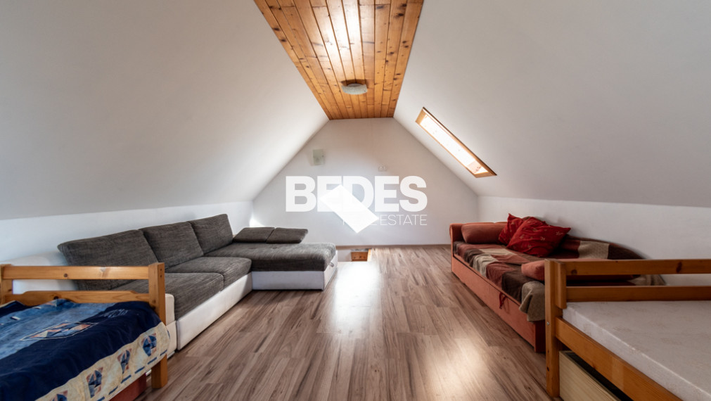 BEDES | Záhrada s rekreačným domčekom, potokom a jazierkom