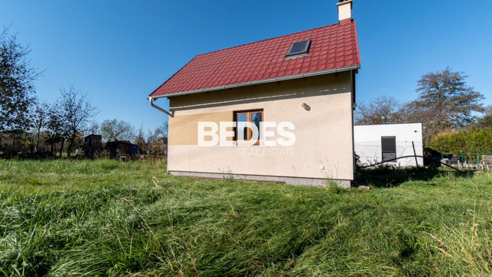 BEDES | Záhrada s rekreačným domčekom, potokom a jazierkom