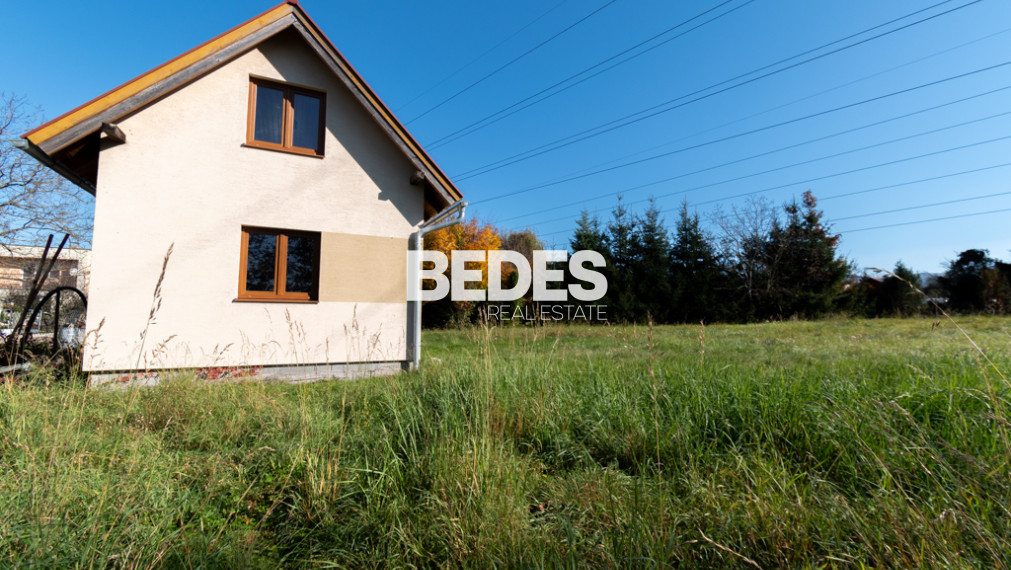 BEDES | Záhrada s rekreačným domčekom, potokom a jazierkom