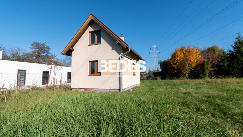 BEDES | Záhrada s rekreačným domčekom, potokom a jazierkom