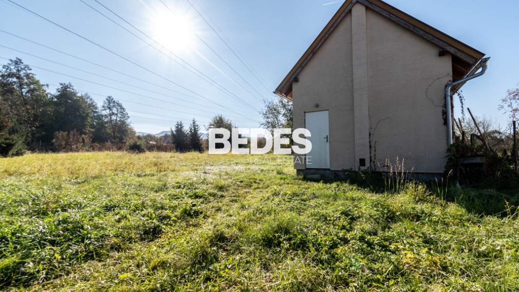 BEDES | Záhrada s rekreačným domčekom, potokom a jazierkom