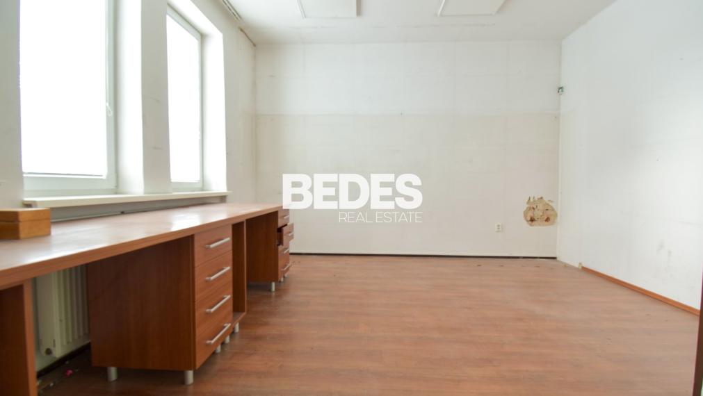 BEDES | multifunkčný priestor so skladom, parking, Prievidza