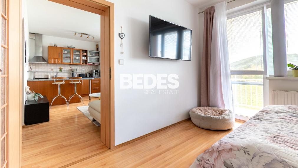 REZERVOVANÉ | Útulný plne zariadený 2-izbový byt s balkónom pri hrádzi na Sihoti