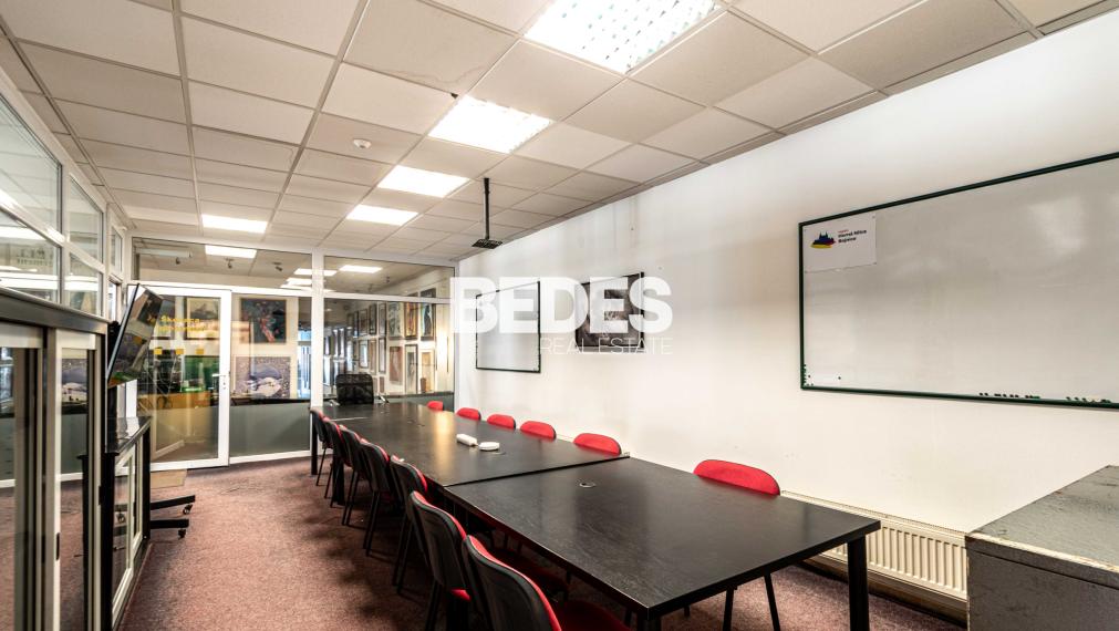 BEDES | Podnikateľský priestor v priamom centre Bojníc, 196m2