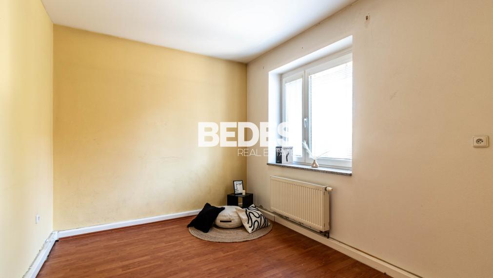 BEDES | priestranný 3 izb.byt, samostat. kúrenie,balkón,dvor