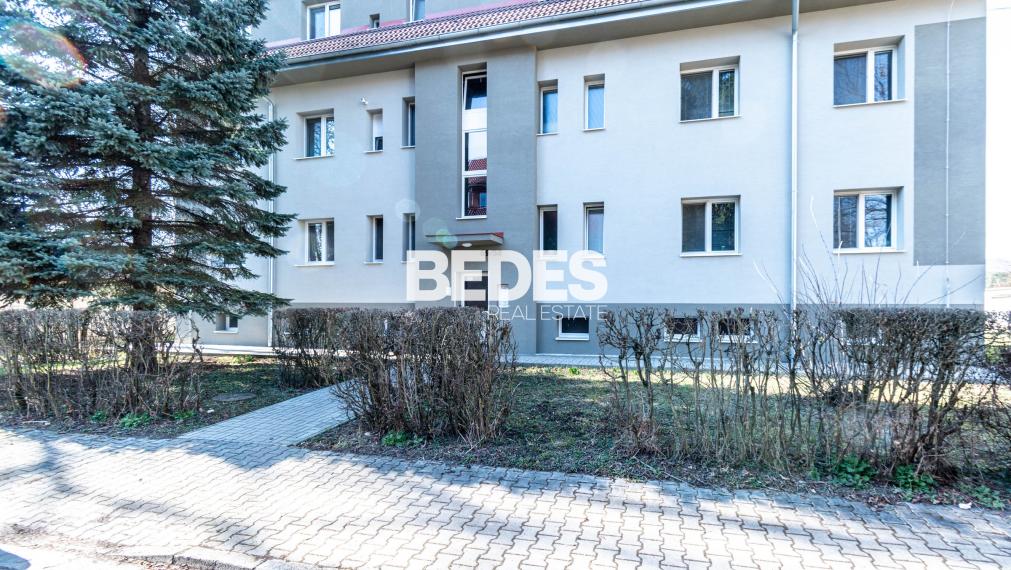 BEDES | priestranný 3 izb.byt, samostat. kúrenie,balkón,dvor