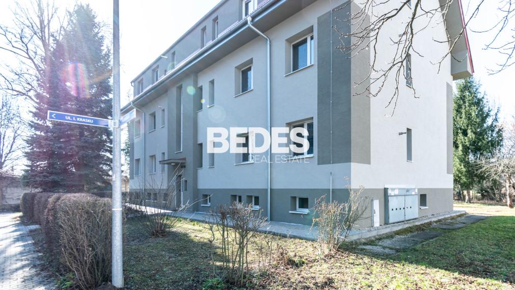 BEDES | priestranný 3 izb.byt, samostat. kúrenie,balkón,dvor