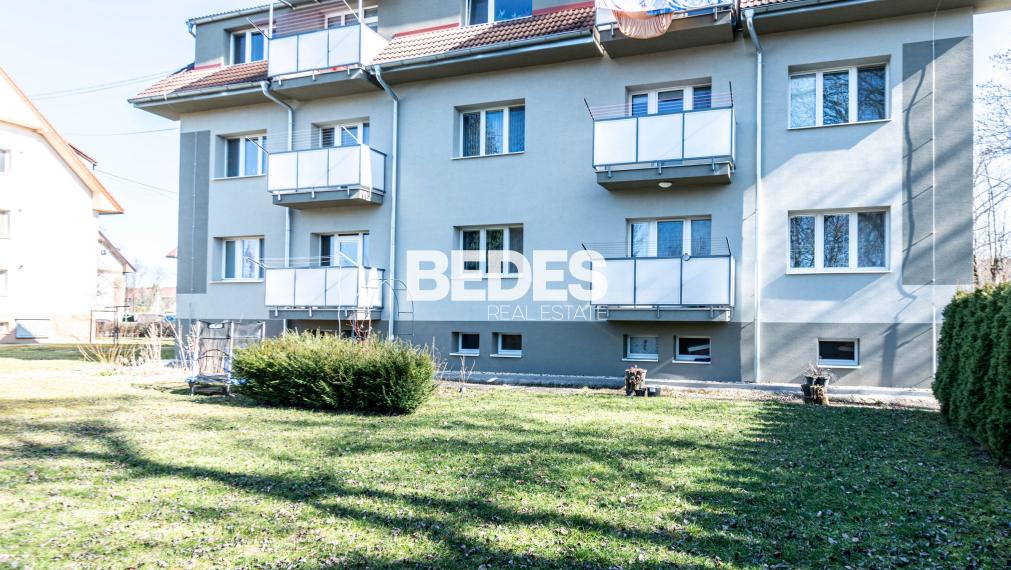 BEDES | priestranný 3 izb.byt, samostat. kúrenie,balkón,dvor