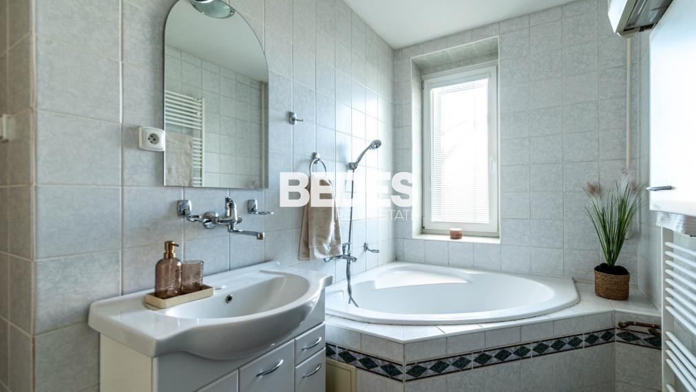 BEDES | priestranný 3 izb.byt, samostat. kúrenie,balkón,dvor