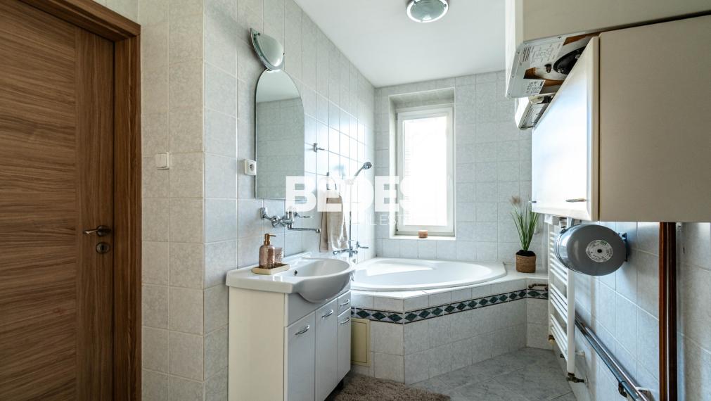 BEDES | priestranný 3 izb.byt, samostat. kúrenie,balkón,dvor