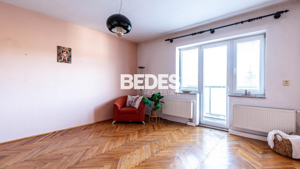 BEDES | priestranný 3 izb.byt, samostat. kúrenie,balkón,dvor