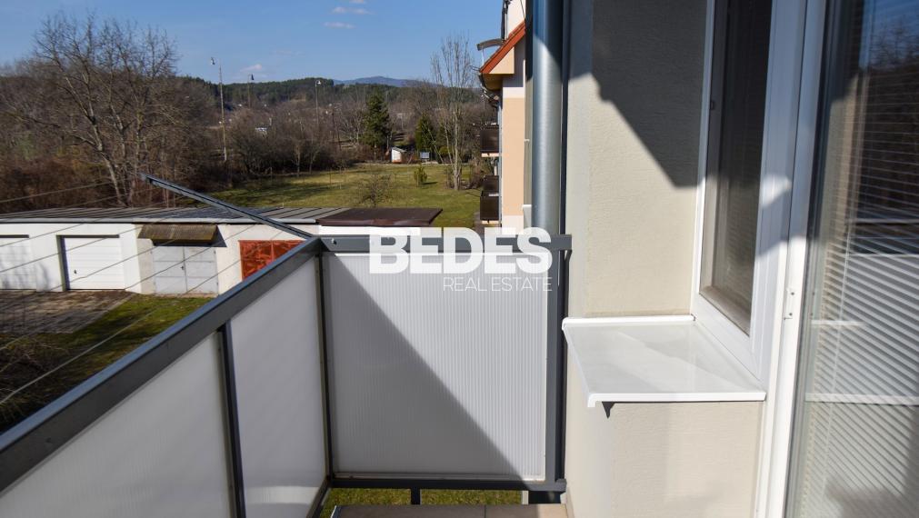 BEDES | priestranný 3 izb.byt, samostat. kúrenie,balkón,dvor