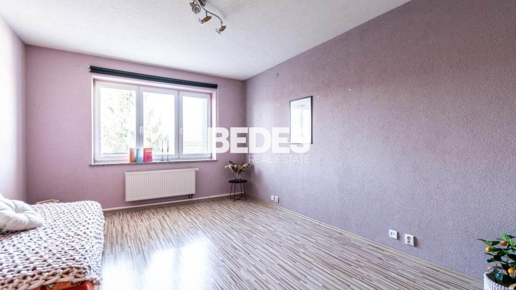 BEDES | priestranný 3 izb.byt, samostat. kúrenie,balkón,dvor