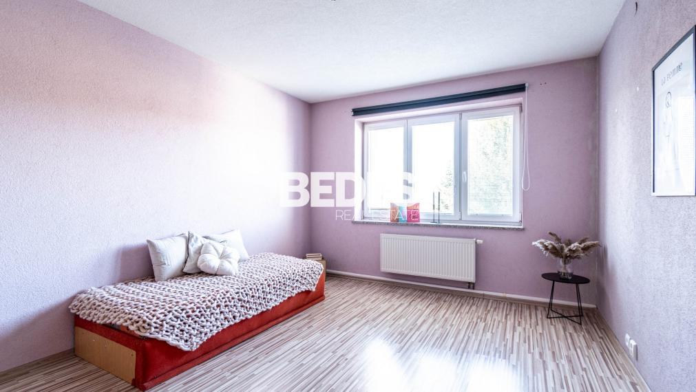 BEDES | priestranný 3 izb.byt, samostat. kúrenie,balkón,dvor