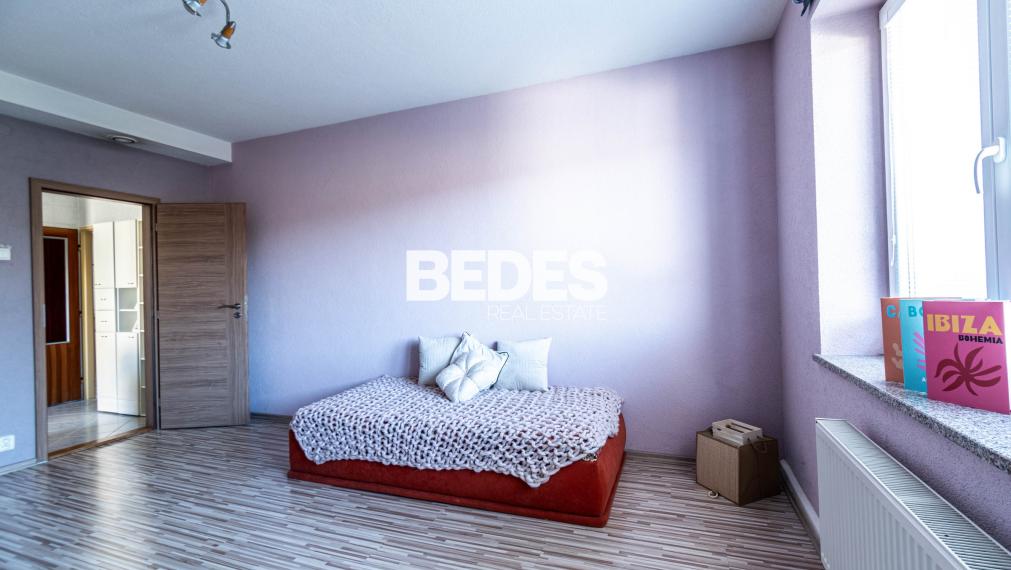 BEDES | priestranný 3 izb.byt, samostat. kúrenie,balkón,dvor