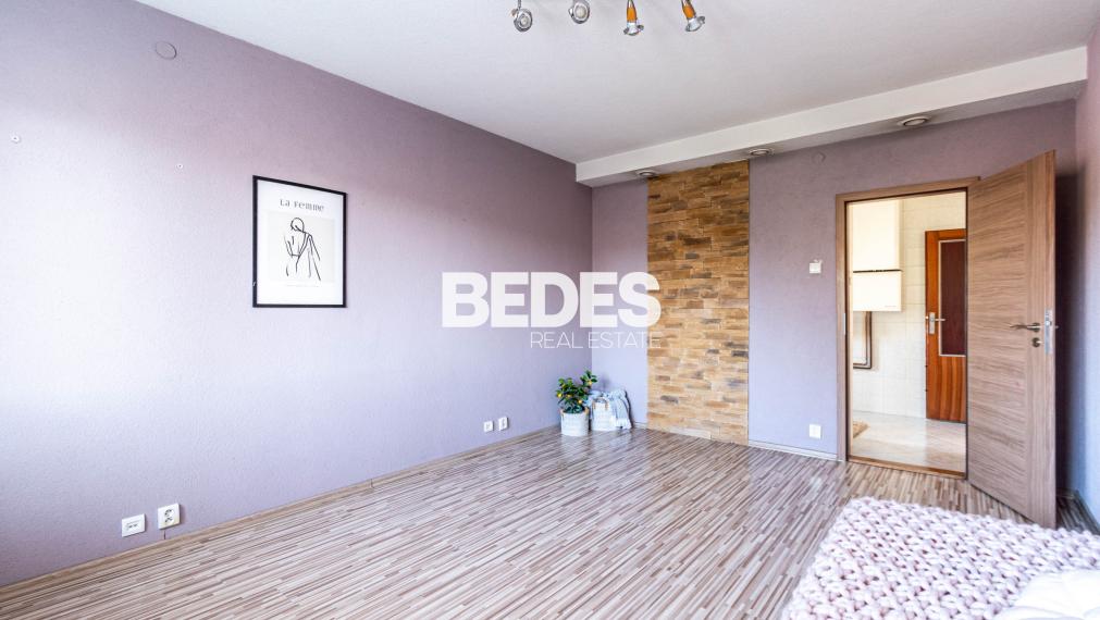 BEDES | priestranný 3 izb.byt, samostat. kúrenie,balkón,dvor