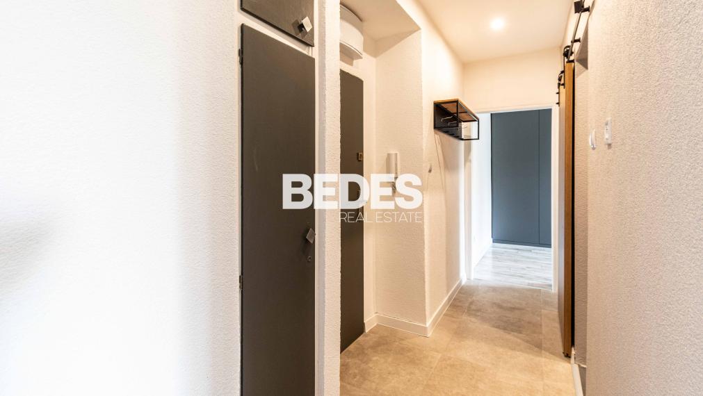 BEDES |  Zariadený 2-  izbový byt, Handlová