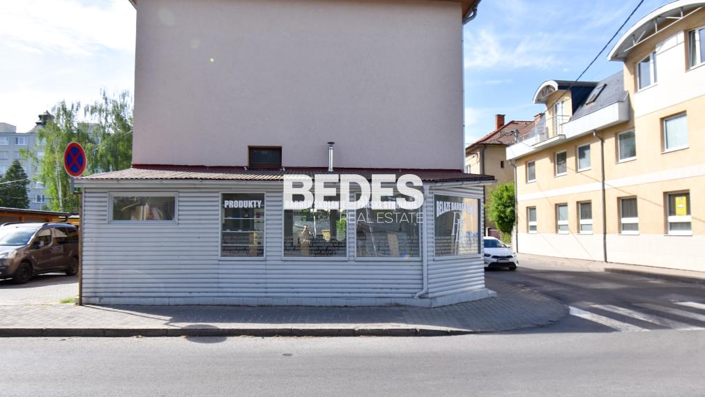 Prenájom – obchodno – kancelársky priestor, 34m2, parkovanie, centrum PD