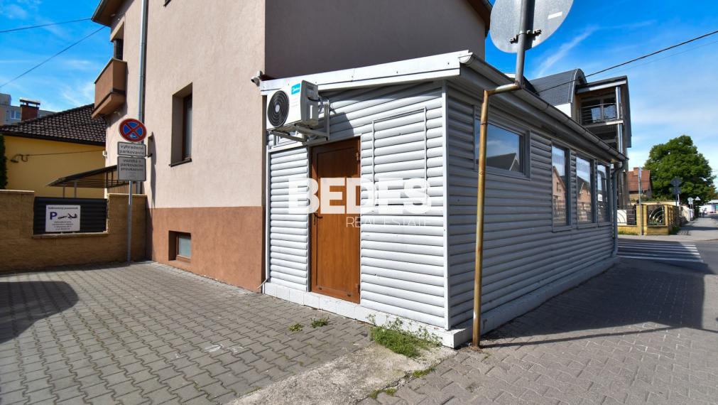 Prenájom – obchodno – kancelársky priestor, 34m2, parkovanie, centrum PD