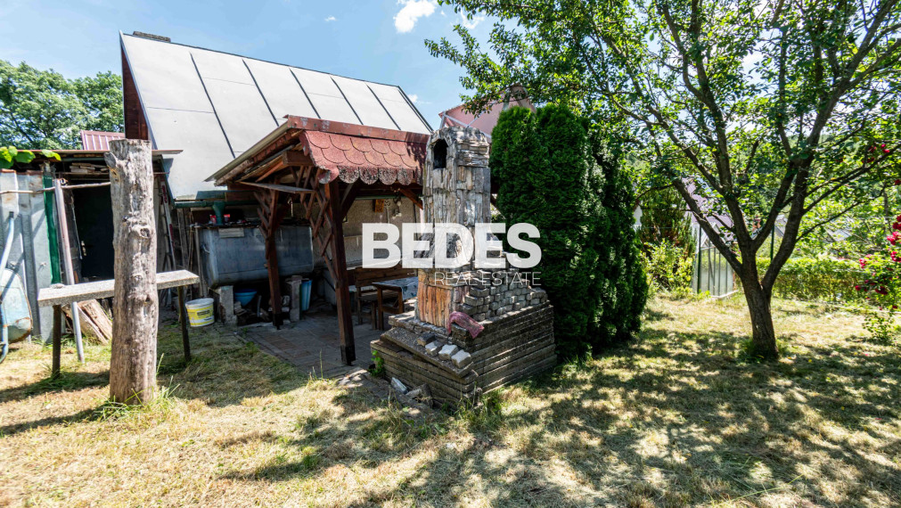 BEDES | Záhradná chatka s pivnicou, skleníkom a krbom, Sad 600 ročnice