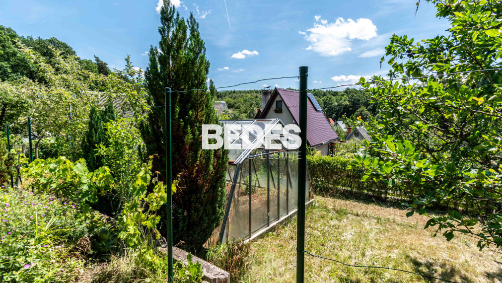 BEDES | Záhradná chatka s pivnicou, skleníkom a krbom, Sad 600 ročnice