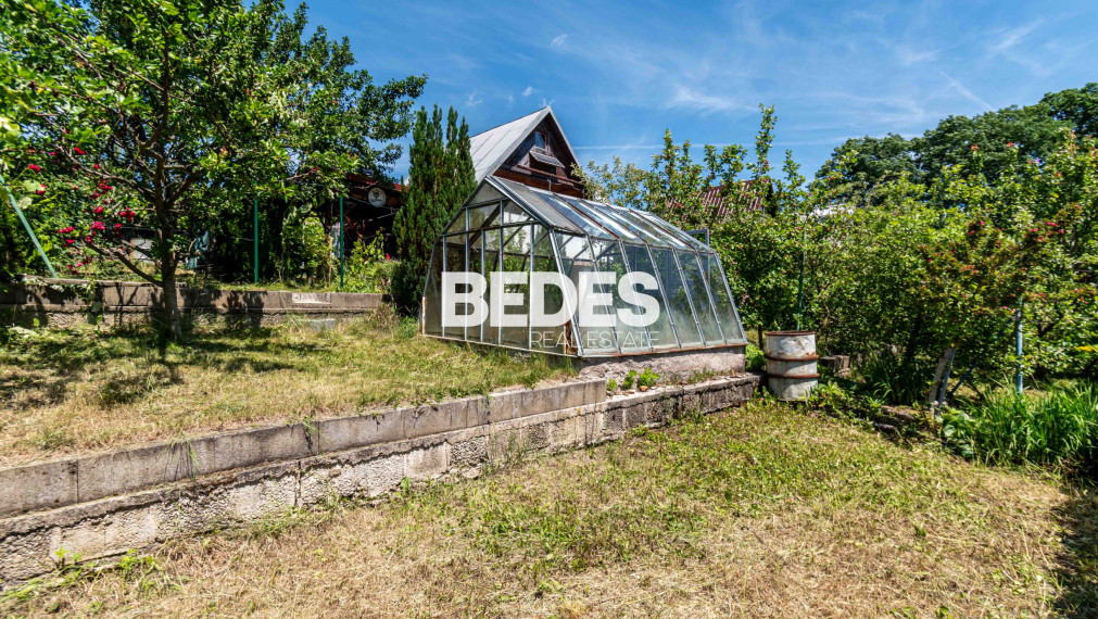 BEDES | Záhradná chatka s pivnicou, skleníkom a krbom, Sad 600 ročnice