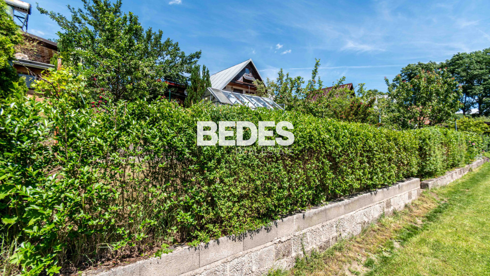 BEDES | Záhradná chatka s pivnicou, skleníkom a krbom, Sad 600 ročnice