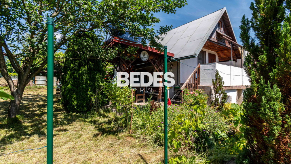 BEDES | Záhradná chatka s pivnicou, skleníkom a krbom, Sad 600 ročnice