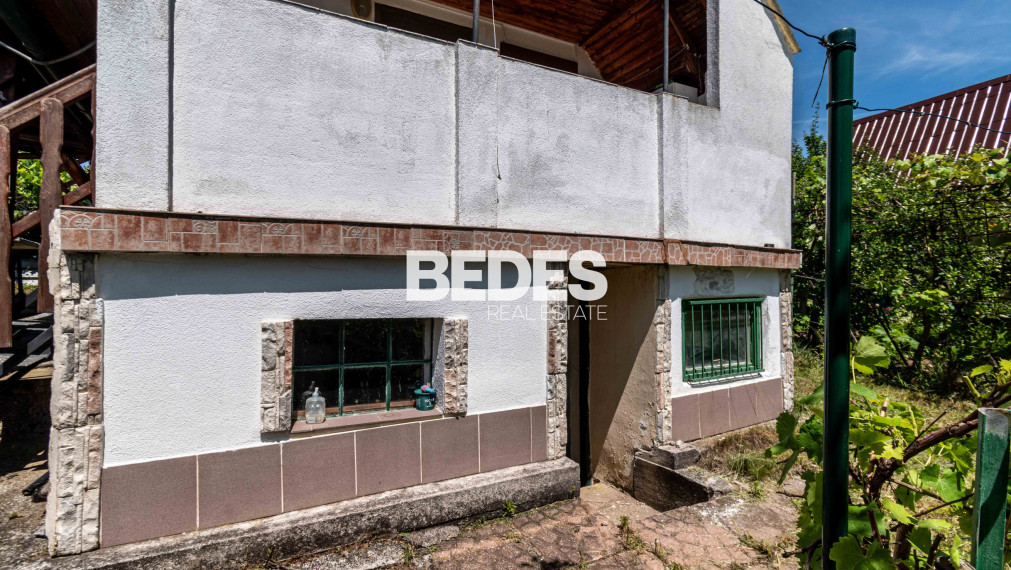 BEDES | Záhradná chatka s pivnicou, skleníkom a krbom, Sad 600 ročnice