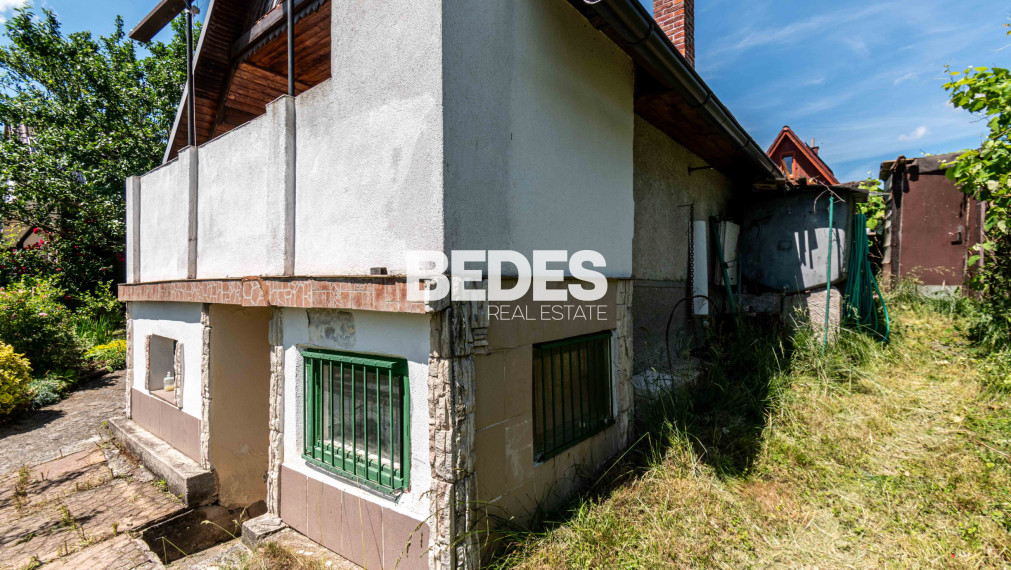 BEDES | Záhradná chatka s pivnicou, skleníkom a krbom, Sad 600 ročnice