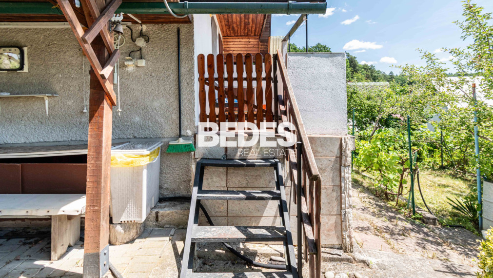 BEDES | Záhradná chatka s pivnicou, skleníkom a krbom, Sad 600 ročnice