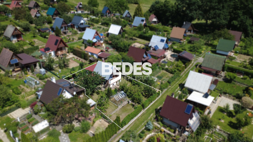 BEDES | Záhradná chatka s pivnicou, skleníkom a krbom, Sad 600 ročnice