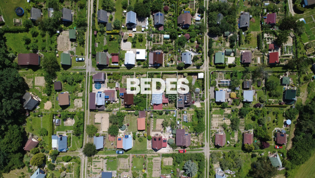 BEDES | Záhradná chatka s pivnicou, skleníkom a krbom, Sad 600 ročnice