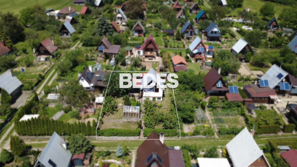 BEDES | Záhradná chatka s pivnicou, skleníkom a krbom, Sad 600 ročnice