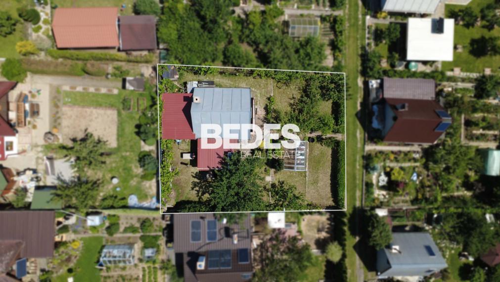 BEDES | Záhradná chatka s pivnicou, skleníkom a krbom, Sad 600 ročnice