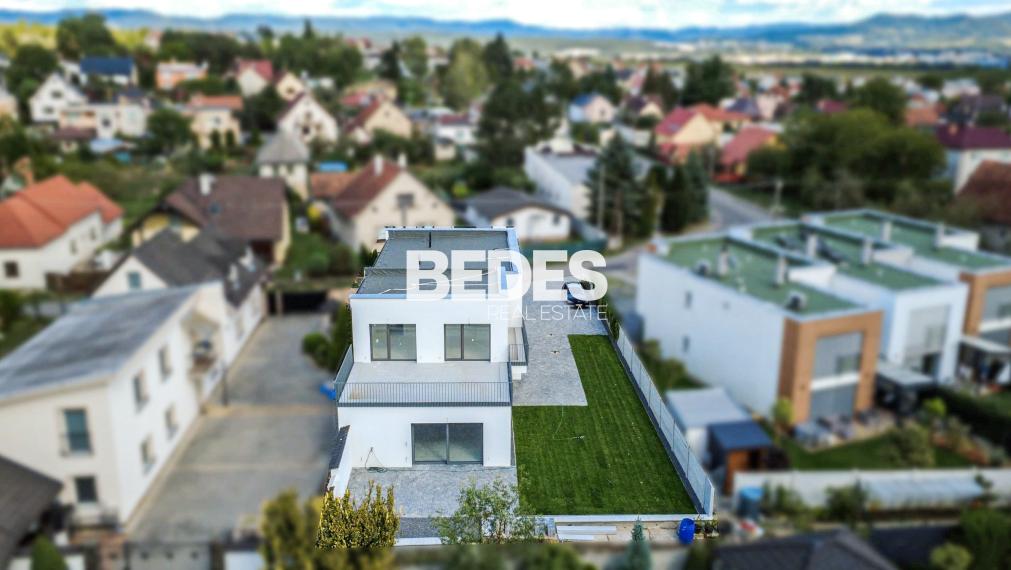 BEDES | Bytový dom s 3 bytovymi jednotkami, Dubnica