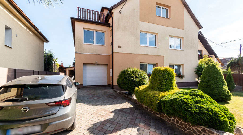 BEDES | Trojpodlažný rodinný dom s upravenou záhradou a bazénom