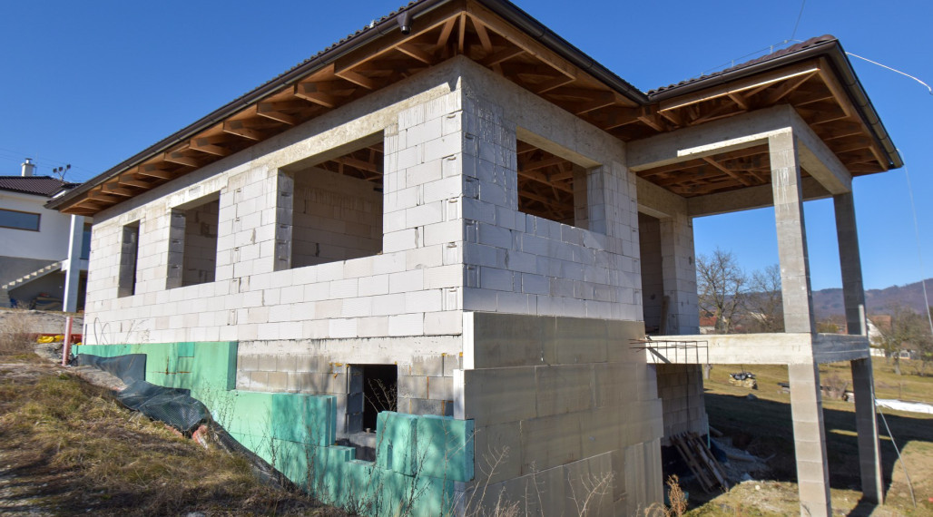 BEDES | Rod.dom v štádiu hrubej stavby, 128m2, pozemok 549m2