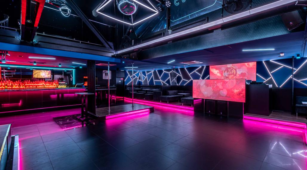 BEDES | Kompletne zariadený klub s personálom, vybavením a know-how